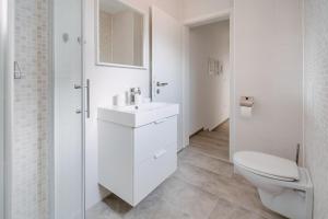 伊佐拉Apartment Fresh - Parking included的白色的浴室设有卫生间和水槽。