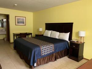 GlenwoodRiverwood Inn的一间卧室配有一张带蓝色毯子的大床
