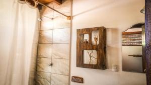 波波约Vibra Guesthouse Popoyo的设有带镜子和水槽的淋浴的浴室
