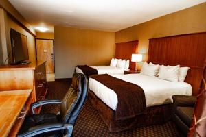 斯波坎谷米拉博公园酒店的酒店客房设有两张床和一台平面电视。