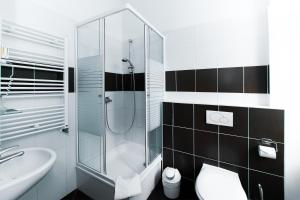 柏林艾雷佳库福尔斯特丹酒店的带淋浴、卫生间和盥洗盆的浴室