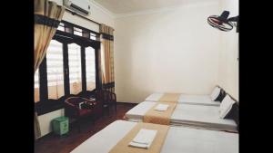岑山Khách sạn Hồ Gươm的小房间设有两张床和窗户