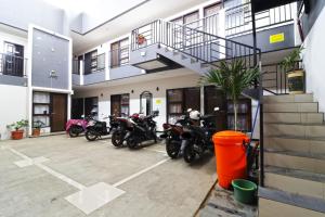 PangkalanuringinWisma Surya的停在大楼里的一群摩托车