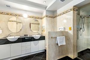 基督城Hotel Elms Christchurch, Ascend Hotel Collection的浴室设有2个水槽和2面镜子