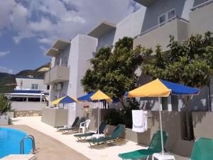 巴利恩Sea Vessel的游泳池旁的酒店拥有椅子和遮阳伞