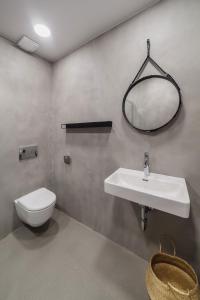 希奥利艾Minimalist. Apartment & Studio的一间带水槽、卫生间和镜子的浴室