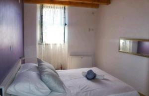拉斯托伏Accommodation Santor的一间卧室,配有一张床,上面有帽子