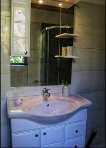 拉斯托伏Accommodation Santor的一间带水槽和镜子的浴室