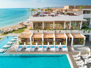 KhaldahLa Siesta Hotel & Beach Resort的享有酒店空中景致,设有游泳池和海洋