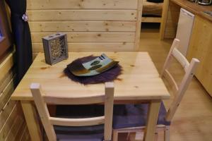 奥以兹L' Instant Ch' Oizy的厨房里配有一张木桌和椅子