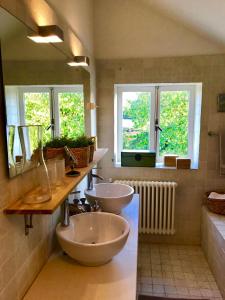 阿布考德Charming countryhouse near Amsterdam的浴室设有2个水槽和2面镜子