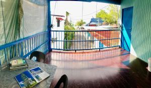 峇都丁宜巴巴海滨宾馆的阳台配有桌子,享有船只的景致。