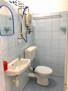 峇都丁宜巴巴海滨宾馆的一间带卫生间和水槽的浴室