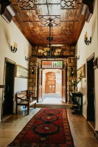 安塔利亚The Ninova的客厅设有木制天花板和地毯。