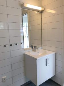 勒尔达尔Saltvold leilighet nr1的白色的浴室设有水槽和镜子