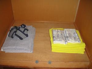 滨松马特斯舒酒店的木地板上的带两条毛巾的盒子
