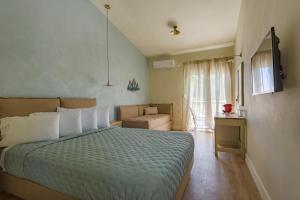 斯巴达Panas Hotel的一间卧室配有一张带绿色棉被的床