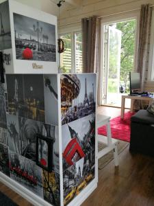 Järpen25 kvadrat 25 minuter från Åre的一间拥有城市图片的墙壁的房间