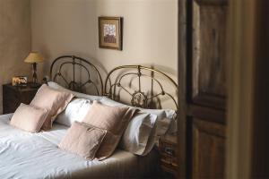 雷凯蒂奥Hotel Zubieta的一间卧室配有一张带两个枕头的床