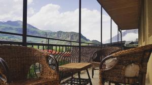 卡兹贝吉Sunny Mountain House的阳台配有桌椅,享有山景。