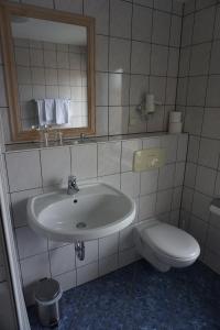 Hotel am Bahnhof的一间浴室