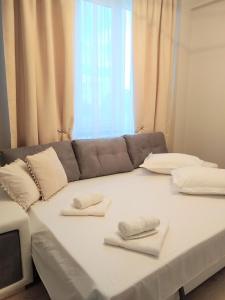 Aleda Apartment Mamaia Nord客房内的一张或多张床位