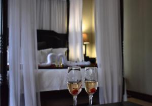 比勒陀利亚瀑布精品酒店的卧室桌子上放着两杯酒