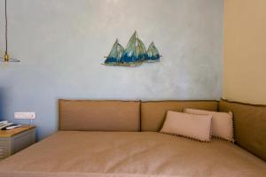 斯巴达Panas Hotel的卧室配有一张床,墙上有两艘船