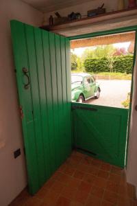 邓甘嫩Rosehill House的停车场内有一辆汽车的绿色门