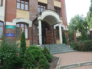 比亚韦斯托克东正教中心文化旅馆的前面有门和楼梯的砖砌建筑