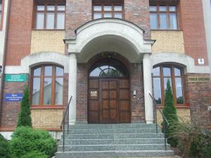 比亚韦斯托克东正教中心文化旅馆的砖砌建筑,设有木门和楼梯