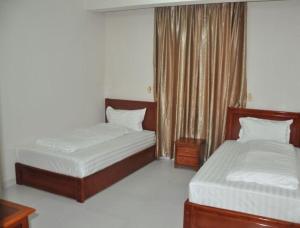 苏尔阿尔萨库拉维公寓式酒店的一间卧室设有两张床和窗户。