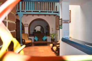 萨帕托卡Hotel Casa Oasis的客厅设有楼梯间,享有风景。