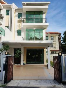峇六拜德内斯特度假屋的大型白色建筑,设有大型入口