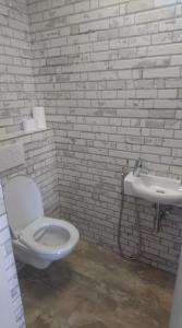 然贝尔克Business apartmán的浴室配有白色卫生间和盥洗盆。