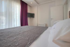 斯韦蒂·斯特凡Guest House Pržno Bay的一间卧室设有一张大床和一个窗户。
