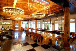 乌来乌来明月温泉会馆的一间带长桌和吊灯的用餐室