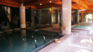 乌来乌来明月温泉会馆的室内游泳池,提供高效的健身设施