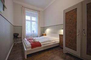 柏林Wohnung mit 2 Bädern (PB3)的一间小卧室,配有床和窗户