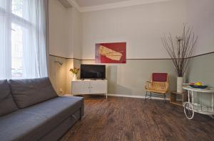 柏林Wohnung mit 2 Bädern (PB3)的带沙发和电视的客厅