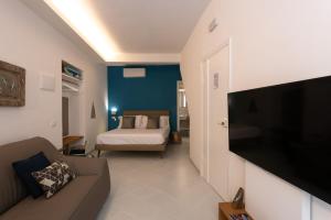 马纳罗拉L'EMPORIO ROOMS的客厅配有沙发和1张床