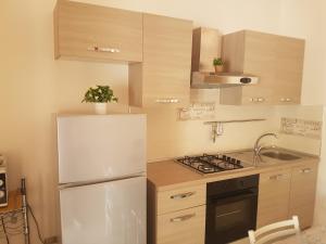 加利波利Villetta Negroni的厨房配有白色冰箱和水槽