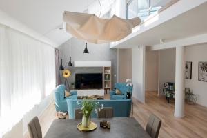 查科韦茨Millennium apartments的客厅配有蓝色的沙发和桌子