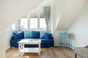 里沃Villa Sedina的客厅配有蓝色的沙发和桌子
