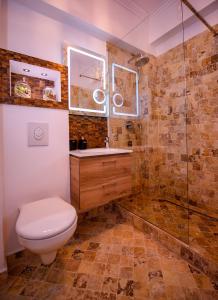北马马亚-讷沃达里Nairi Apartment的一间带卫生间和淋浴的浴室