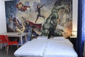 普福尔茨海姆Pforzheim Ferienhaus的卧室的墙上挂着超级英雄壁画