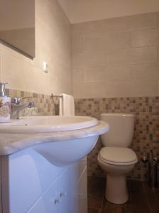 格兰杜拉Casa Vaz的一间带水槽和卫生间的浴室