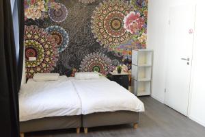 普福尔茨海姆Pforzheim Ferienhaus的一间卧室配有一张带花卉壁纸的床
