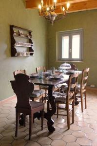 安科纳Relais B的一间带桌椅和吊灯的用餐室
