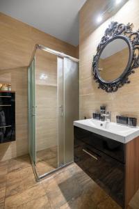 华沙Apartamenty Goka Like It Arkadia的一间带水槽和镜子的浴室